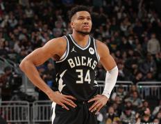 玩加电竞-字母哥爆冷击败中国队，高光表现引爆全场！的简单介绍