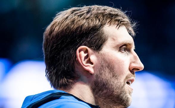 玩加电竞-达拉斯独行侠训练开放日，加时末段队长鼓劲引欢呼，西甲在即，心理建设被强调的简单介绍